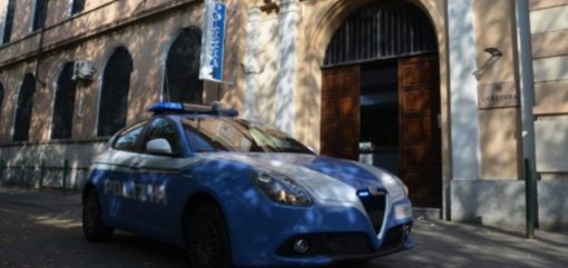 Tentano di rubare un'auto parcheggiata davanti alla Questura: due uomini in manette