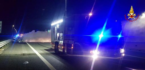 Auto in fiamme sull'autostrada A4