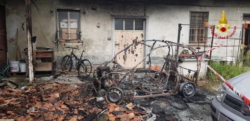 Va a fuoco una tettoia a Gattico: distrutta una microcar e ingenti danni alla struttura