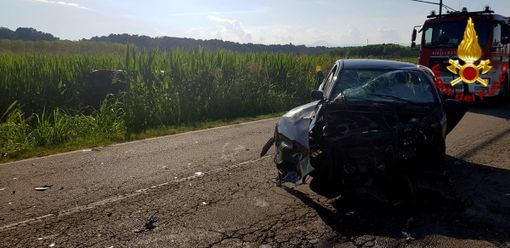 Si scontrano due auto a Cavaglietto, una finisce nel campo