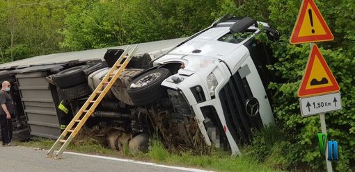 Perde il controllo del camion e finisce fuori strada a Gattinara Perde il controllo del camion e finisce fuori strada a Gattinara