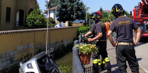 Auto finisce in una roggia a bordo strada