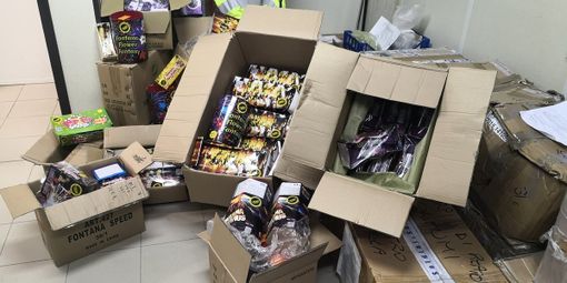 La Polizia Municipale sequestra ad un neìesercente cinese 3000 botti illegali