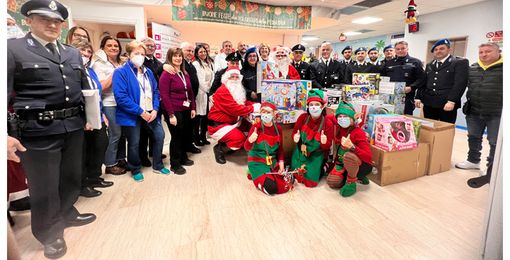 "Regaliamo un sorriso": la Polizia Penitenziaria di Novara porta doni ai piccoli pazienti "Regaliamo un sorriso": la Polizia Penitenziaria di Novara porta doni ai piccoli pazienti