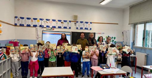 Cameri, un libro in dono agli alunni delle classi prime per Santa Lucia