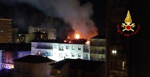 Spaventoso incendio nel centro di Vercelli Spaventoso incendio nel centro di Vercelli