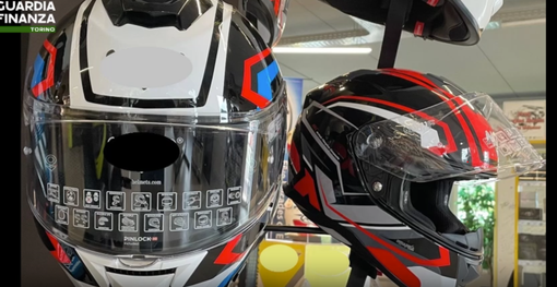 Maxi-operazione della Finanza di Torino sugli accessori per auto e moto, commercializzati falsamente con il Tricolore