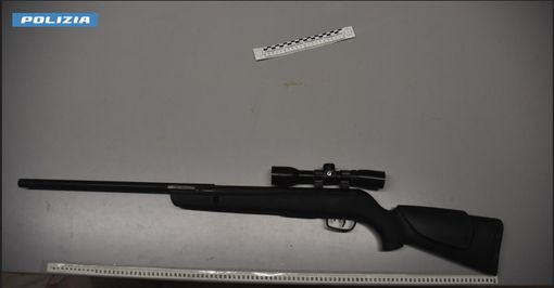 Picchiata violentemente e minacciata con un fucile puntato alla testa