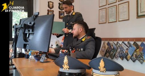 Dal nord ovest. Timbrava il cartellino e poi andava a lavorare in Svizzera: dipendente comunale infedele scoperto dalla Guardia di Finanza