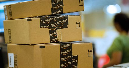 Amazon limita le consegne: priorità ai prodotti di prima necessità Amazon limita le consegne: priorità ai prodotti di prima necessità