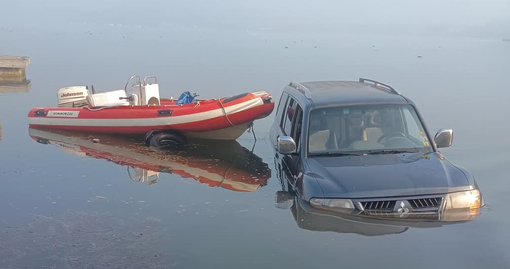 Sfiorata la tragedia a Viverone, jeep nel lago con il gommone. Il racconto: “Salvo per un soffio” Sfiorata la tragedia a Viverone, jeep nel lago con il gommone. Il racconto: “Salvo per un soffio”