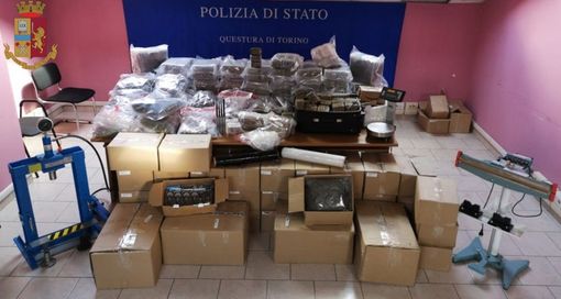 Dal Nord Ovest. Brandizzo, con il furgone dell'autofficina trasportava hashish: sequestrati 300 Kg di droga. VIDEO Dal Nord Ovest. Brandizzo, con il furgone dell'autofficina trasportava hashish: sequestrati 300 Kg di droga. VIDEO