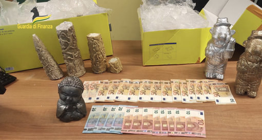La Finanza di Varese arresta un narcotrafficante in fuga e un insospettabile orafo. Spedizioni anche dagli uffici postali di Novara VIDEO