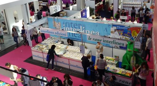 Interlinea festeggia i 30 anni al Salone con fiori di parole: da Falcone a Pasolini reading e laboratori tra storia e novità