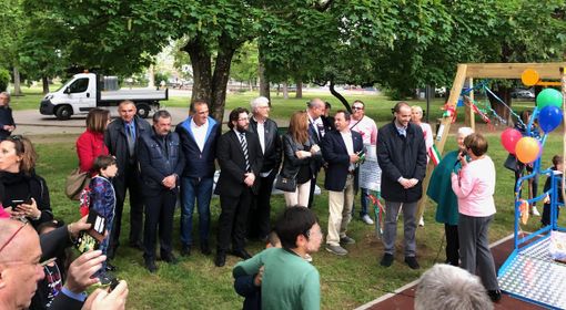 A Trecate inaugurata l’altalena del sorriso al Parco Cicogna