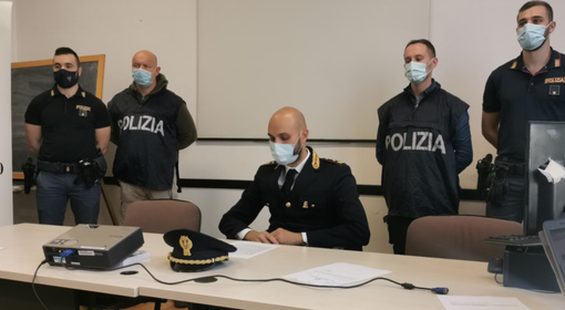 Stroncato il giro della "coca" in città: 12 misure cautelari, 25 indagati e 100 consumatori. Al centro un bar cittadino - TUTTI I VIDEO Stroncato il giro della "coca" in città: 12 misure cautelari, 25 indagati e 100 consumatori. Al centro un bar cittadino - TUTTI I VIDEO