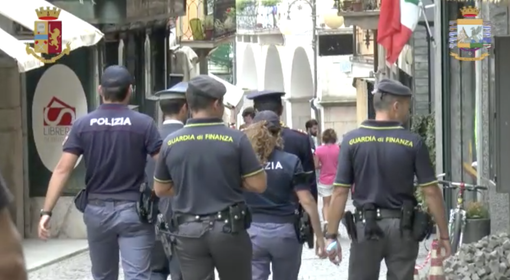 Quattro domesi arrestati: sono accusati di associazione per delinquere finalizzata alla frode fiscale e truffa Quattro domesi arrestati: sono accusati di associazione per delinquere finalizzata alla frode fiscale e truffa