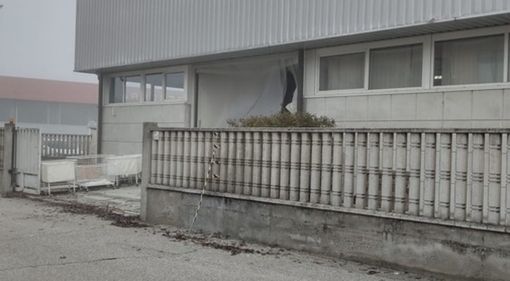 Mede: assalto allo stabilimento Loro Piana, i banditi sequestrano il vigilantes e fuggono con il bottino Mede: assalto allo stabilimento Loro Piana, i banditi sequestrano il vigilantes e fuggono con il bottino