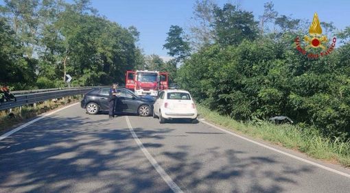 Incidente a Cameri: tre auto coinvolte, una finisce in un fosso Incidente a Cameri: tre auto coinvolte, una finisce in un fosso