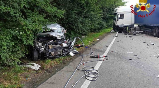 Auto contro camion a Paruzzaro, grave l’automobilista