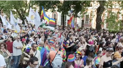 Al Pride di Novara duemila persone sfilano per il centro cittadino VIDEO