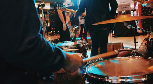 Band o DJ set per eventi: come scegliere l'intrattenimento perfetto Band o DJ set per eventi: come scegliere l'intrattenimento perfetto