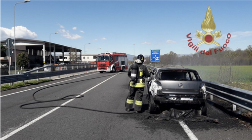Borgo Ticino, auto distrutta dalle fiamme Borgo Ticino, auto distrutta dalle fiamme