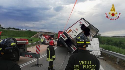 Autoarticolato si ribalta sulla A26