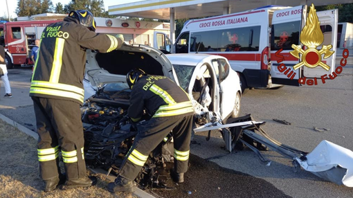 Auto si schianta contro un palo: ferite quattro persone