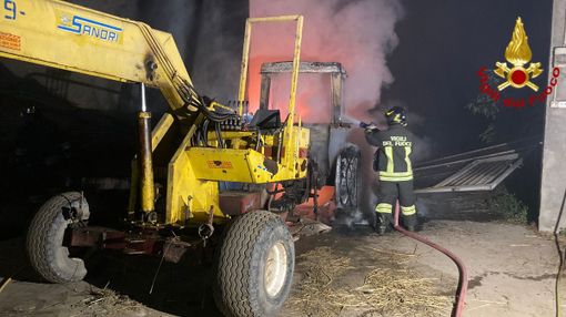 Novara, a fuoco un trattore in corso Vercelli