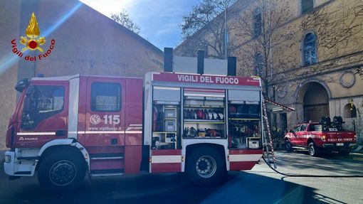 Incendio all’ex caserma Passalacqua a Novara