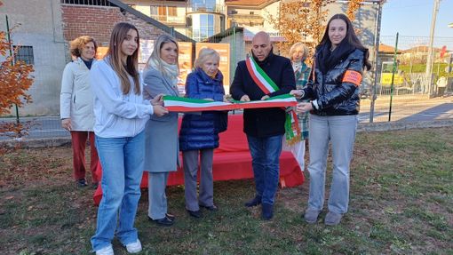 Borgomanero: inaugurata una panchina arancione in memoria di Charlotte Maltese