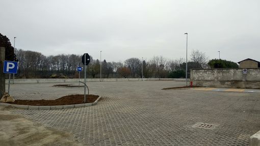 Cameri, aperto il nuovo parcheggio lungo via Baracca Cameri, aperto il nuovo parcheggio lungo via Baracca