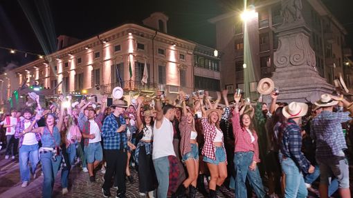 Festa dell’Uva, sfilata notturna da record: oltre 30mila persone in centro storico FOTO