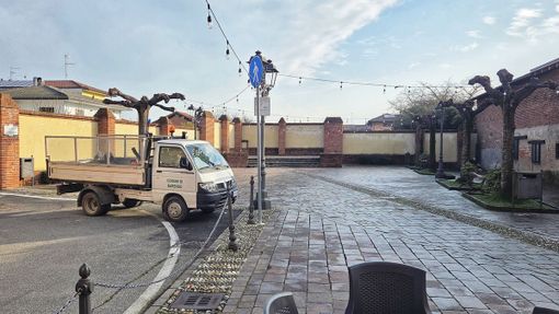 Barengo, volontari al lavoro per il restyling delle panchine del paese