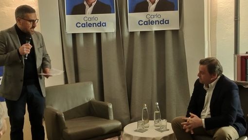 Una piccola folla per Calenda a Novara