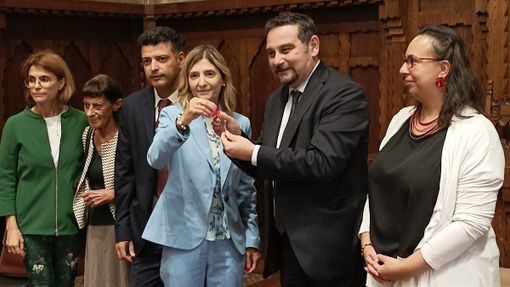 Il Sindaco Alessandro Canelli riceve le chiavi di un immobile confiscato