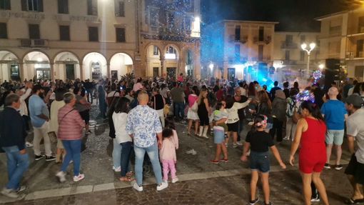 La piazza si è animata nonostante il meteo avverso