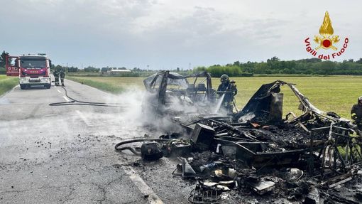 A fuoco un camper a Momo A fuoco un camper a Momo