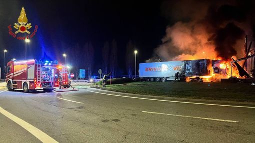 Incidente a Vicolungo: un camion si schianta sulla rotonda e prende fuoco Incidente a Vicolungo: un camion si schianta sulla rotonda e prende fuoco