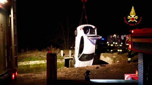 Auto esce di strada e si ribalta in un canale Auto esce di strada e si ribalta in un canale