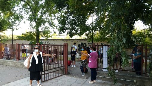 Scuola: il primo giorno a Novara nella scuola di frontiera nel quartiere degli immigrati Scuola: il primo giorno a Novara nella scuola di frontiera nel quartiere degli immigrati