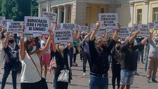 2 giugno, Canelli e Binatti: prima la fascia poi il cartello anti governativo