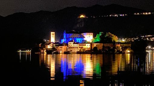 “Isola delle stelle”: Orta S. Giulio illuminata da luci blu e oro