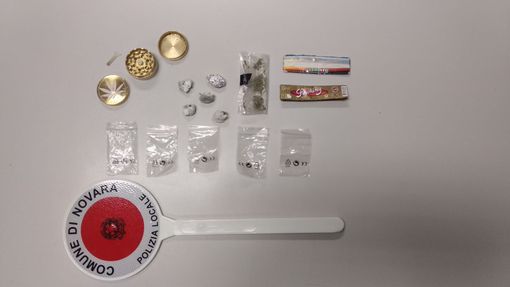 Spacciava “fumo” vicino a una scuola, pusher denunciato