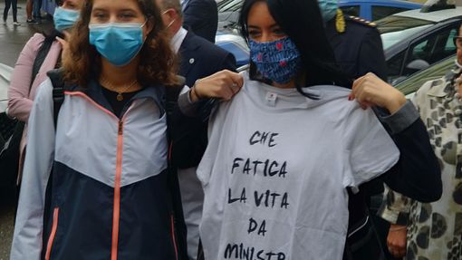 Studentessa novarese regala una t-shirt alla ministra azzolina