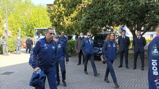 Funerali Ituma: folla fuori dalla chiesa un'ora prima esequie Funerali Ituma: folla fuori dalla chiesa un'ora prima esequie