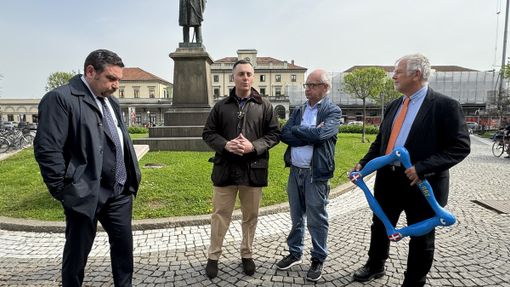 Nuova installazione artistica di Corrado Bonomi nella Piazza della Stazione Nuova installazione artistica di Corrado Bonomi nella Piazza della Stazione