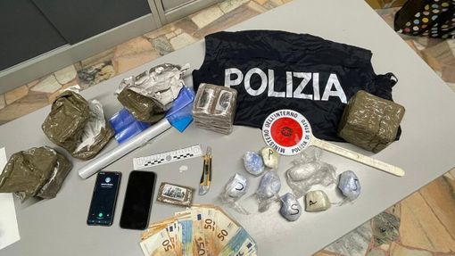 Arrestato un uomo per spaccio, in casa aveva mezzo chilo di cocaina, 2 chili di hashish e 8mila euro in contanti Arrestato un uomo per spaccio, in casa aveva mezzo chilo di cocaina, 2 chili di hashish e 8mila euro in contanti