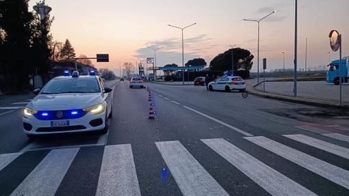 Trecate: ‍folle corsa in auto per le vie del centro, la polizia locale arresta un ventunenne